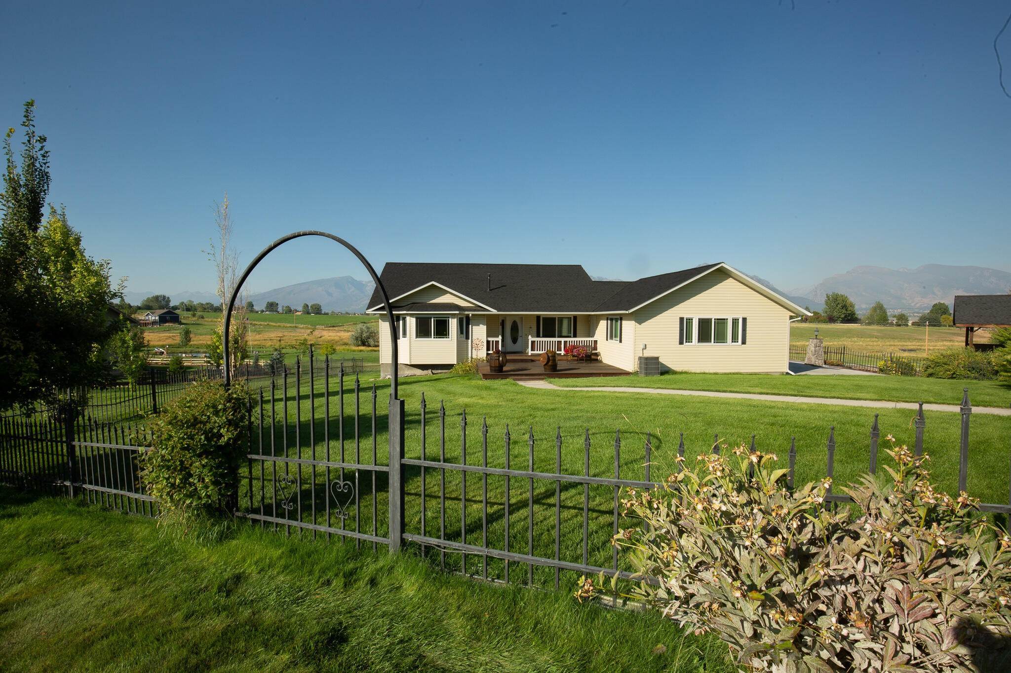 7. Single Family Homes for Sale at 464 Misty Vale Loop, Corvallis, Montana 59828 United States